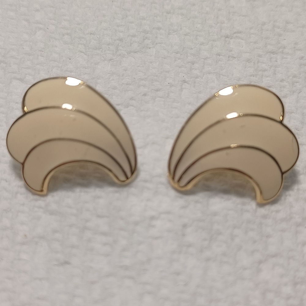 Vintage Cream Enamel Goldtone Pierced Earrings Scallop Or Wings Design 1980s-90s